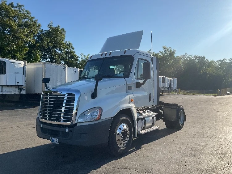 2019 Freightliner Cascadia - image 3