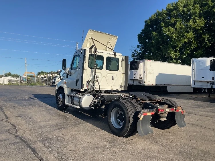 2019 Freightliner Cascadia - image 5