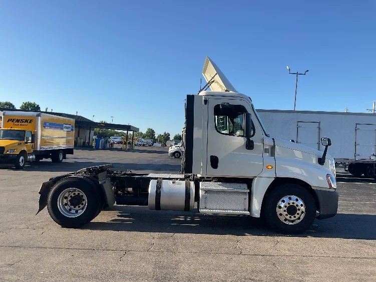 2019 Freightliner Cascadia - image 8
