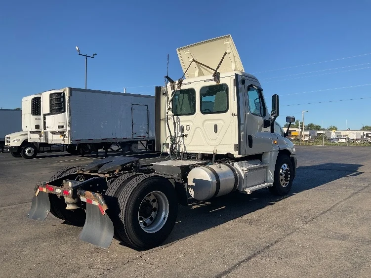 2019 Freightliner Cascadia - image 7