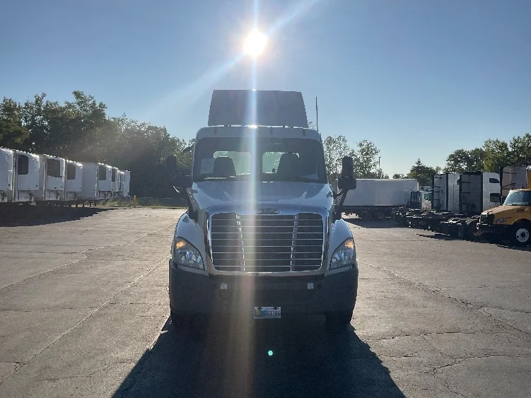 2019 Freightliner Cascadia - image 2