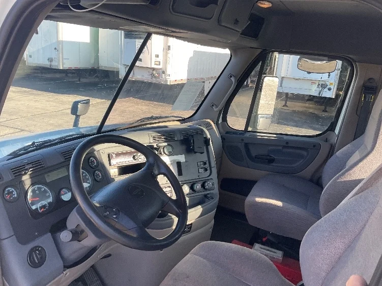 2019 Freightliner Cascadia - image 10