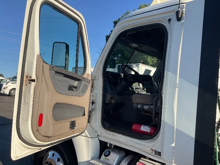 2019 Freightliner Cascadia - image 9