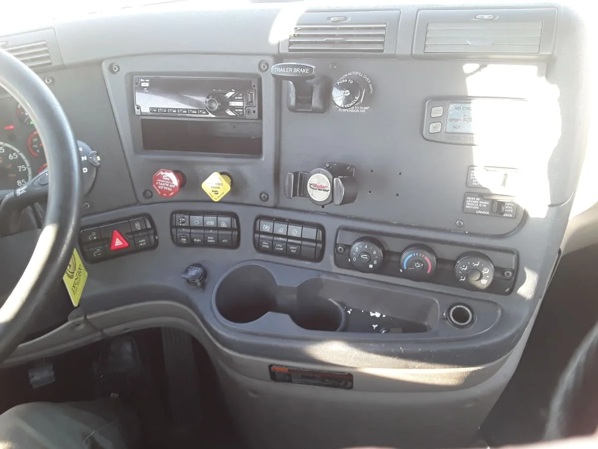 2019 Freightliner Cascadia - image 10