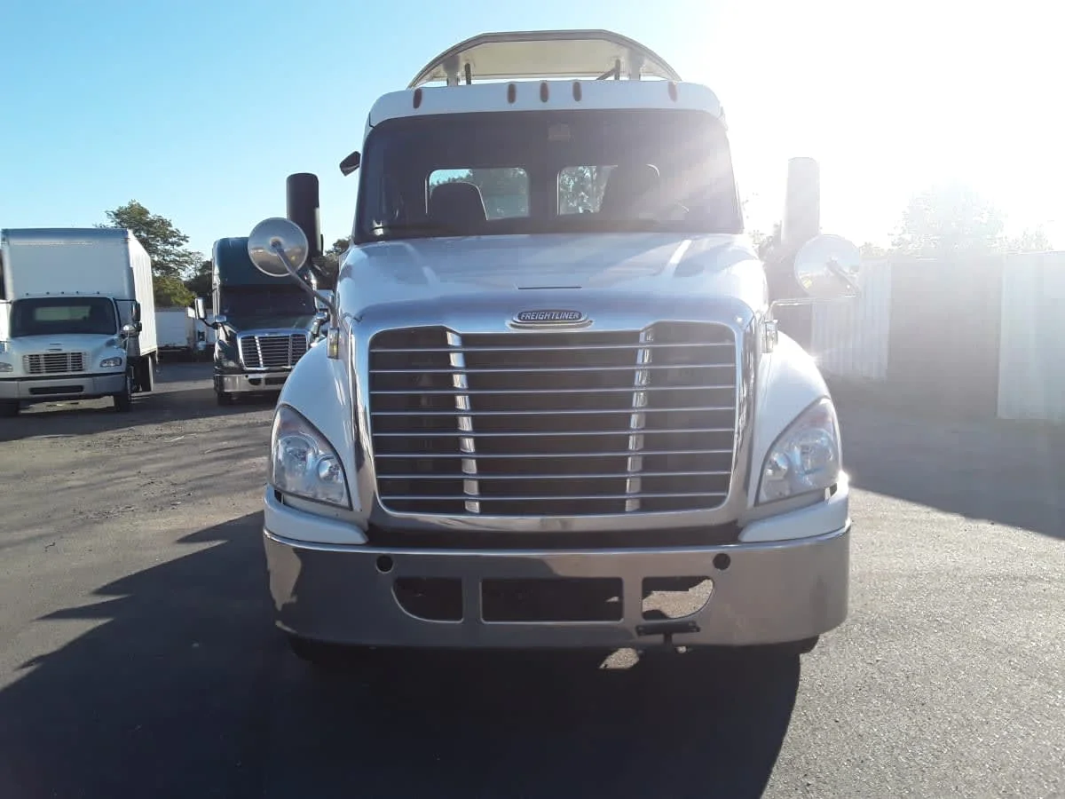 2019 Freightliner Cascadia - image 2
