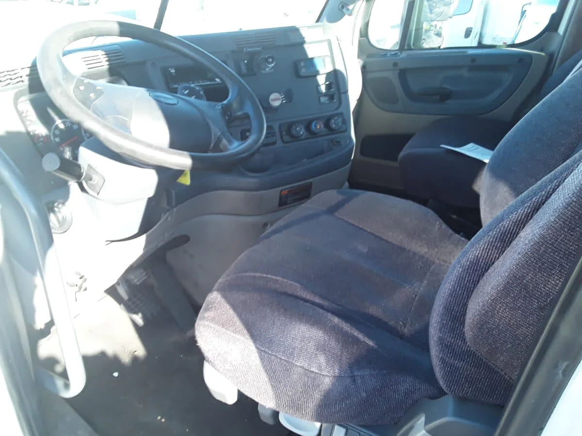 2019 Freightliner Cascadia - image 7