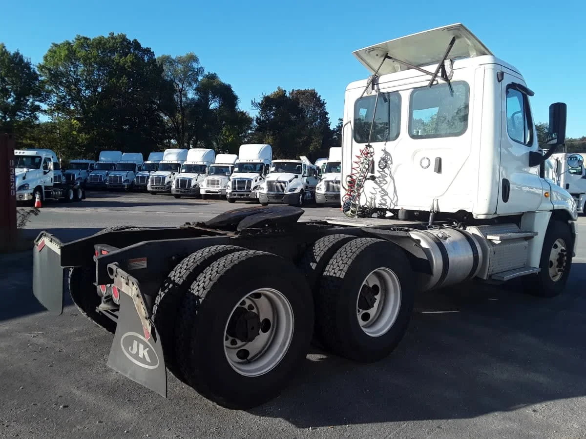 2019 Freightliner Cascadia in Salisbury, MA — photo 4
