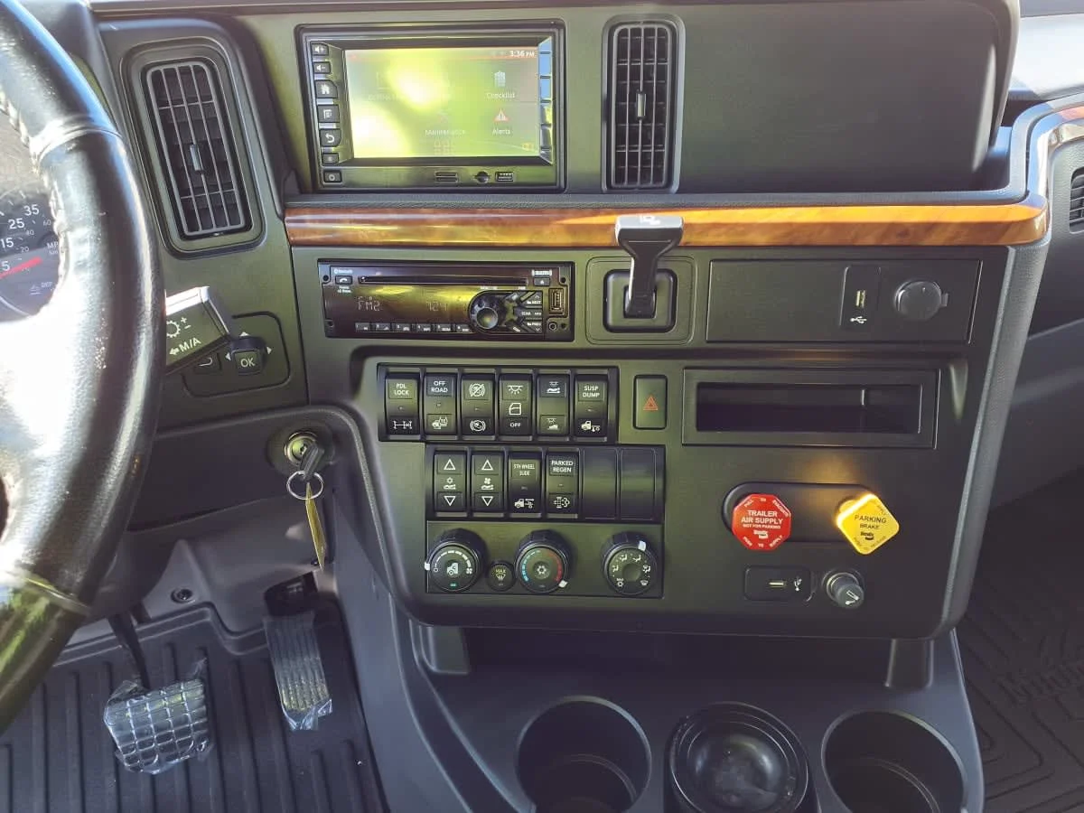 2019 International LT - image 11