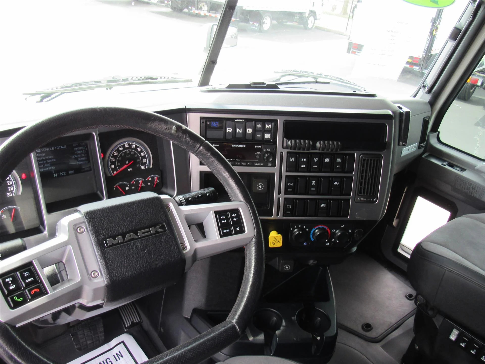 2024 Mack Anthem - image 15