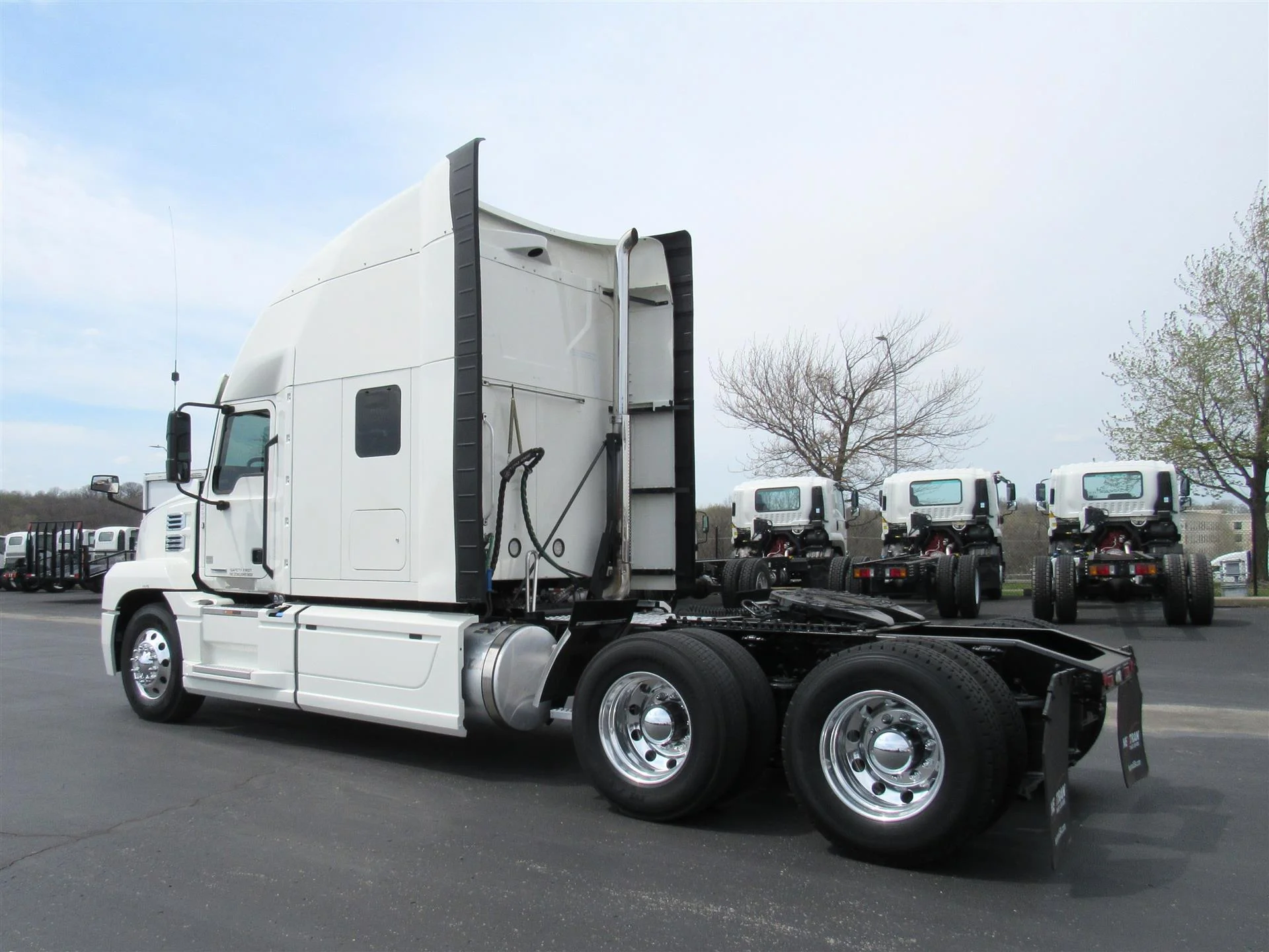 2024 Mack Anthem - image 3