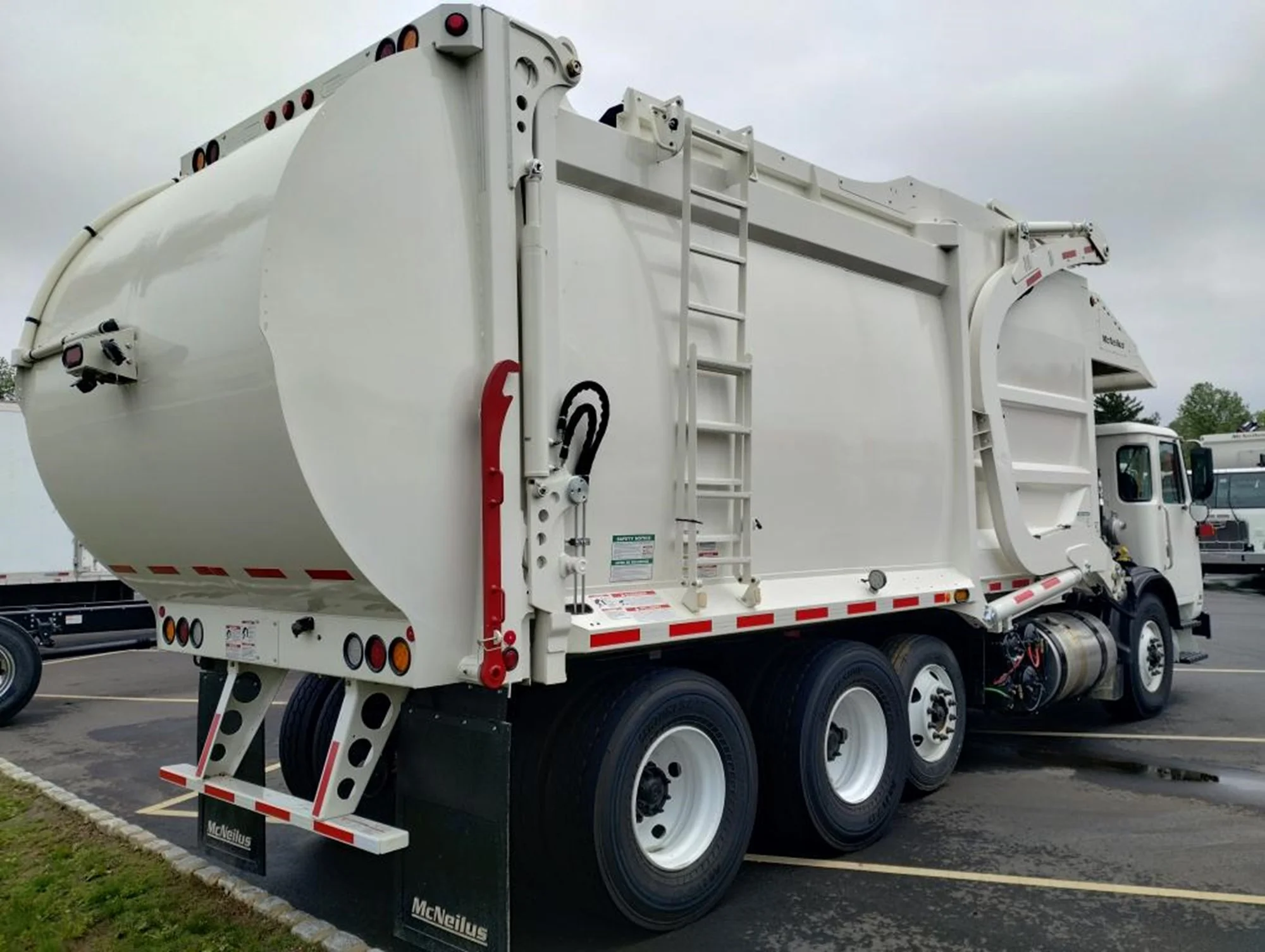 2024 Autocar - image 4