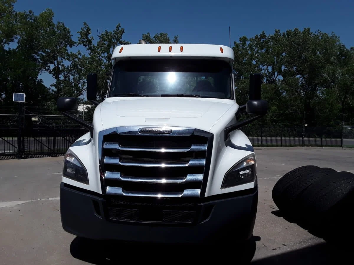 2020 Freightliner Cascadia in Kansas City, MO — photo 2