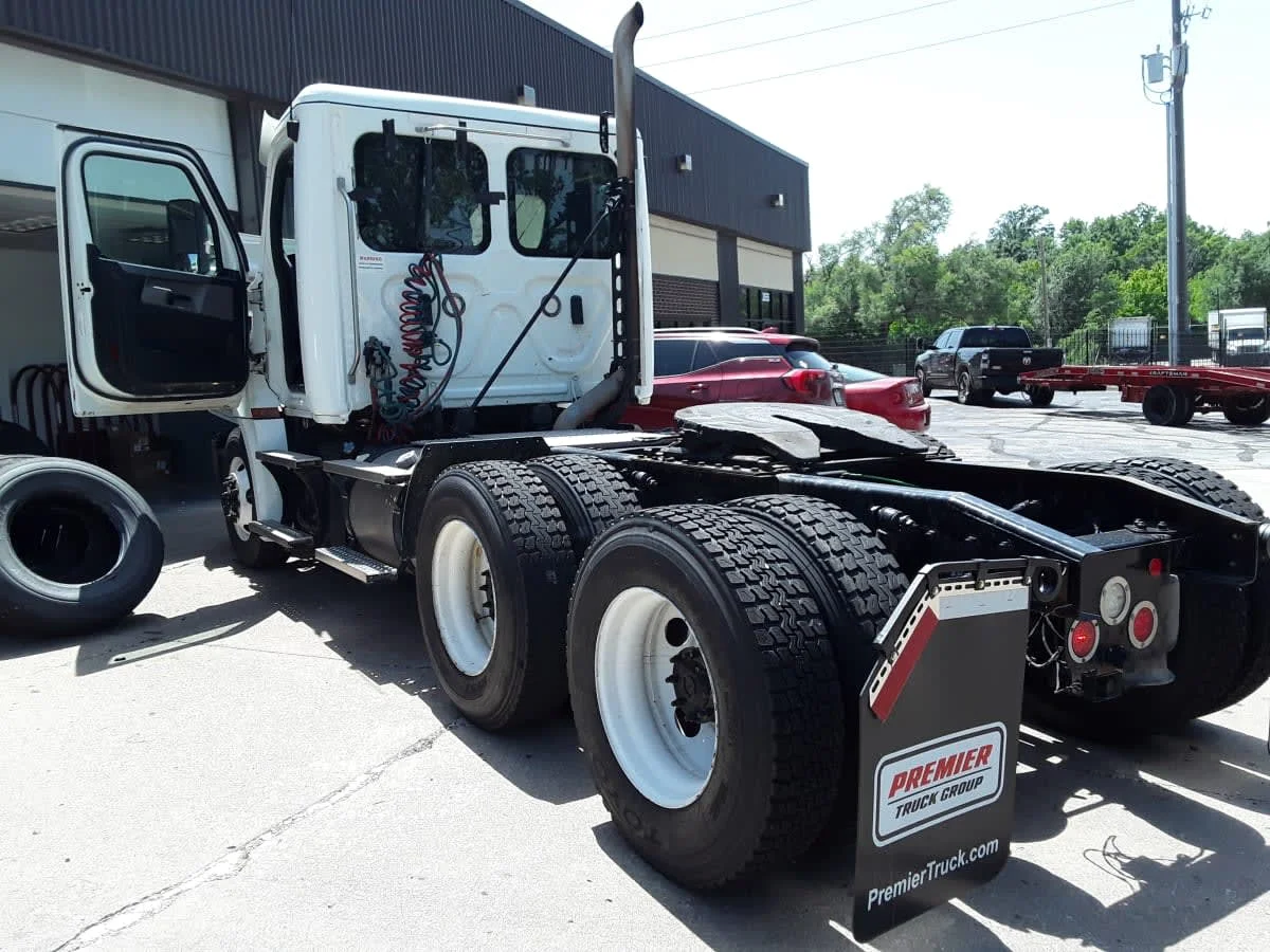 2020 Freightliner Cascadia in Kansas City, MO — photo 6