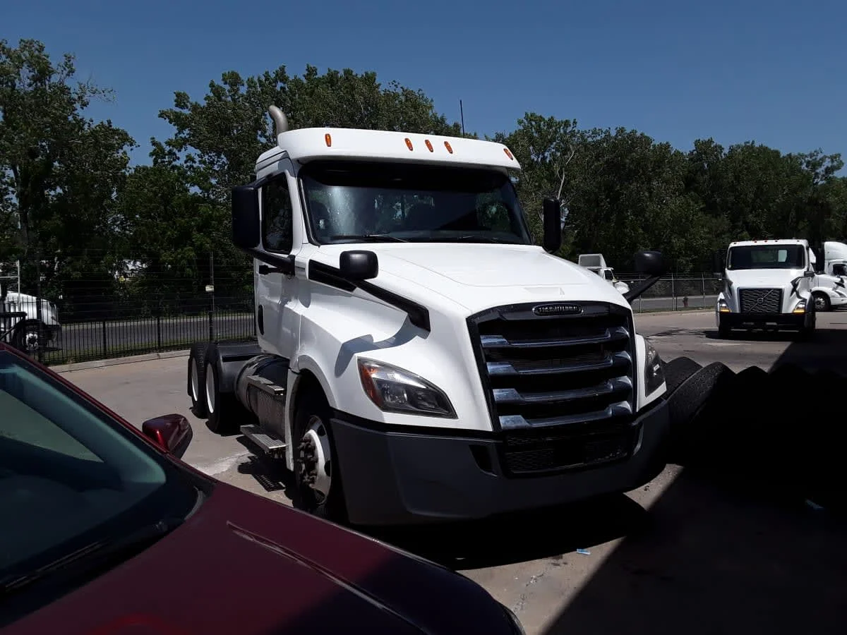 2020 Freightliner Cascadia in Kansas City, MO — photo 3