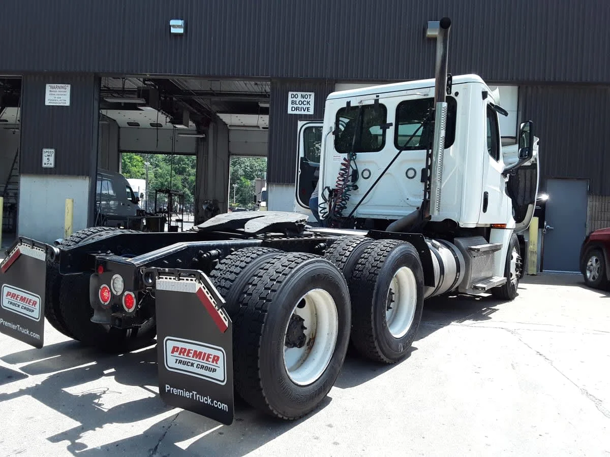 2020 Freightliner Cascadia in Kansas City, MO — photo 4