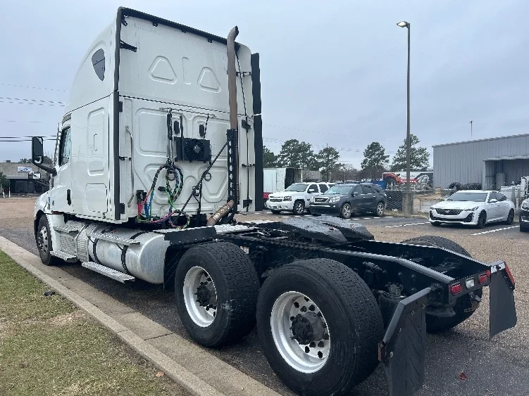 2021 Freightliner Cascadia - image 5