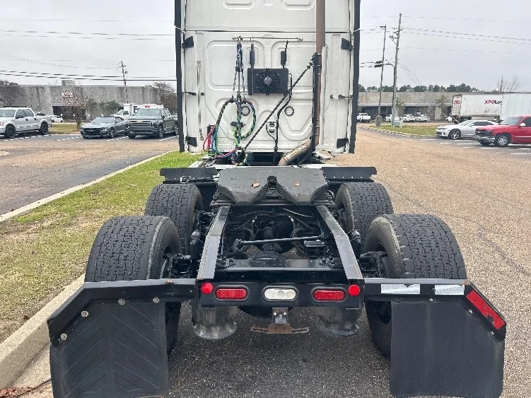 2021 Freightliner Cascadia - image 6