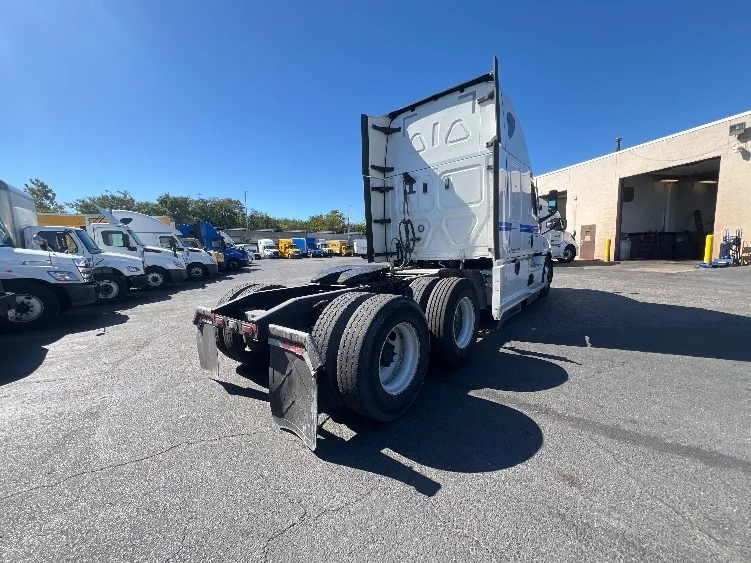 2023 Freightliner Cascadia in Jessup, MD — photo 7