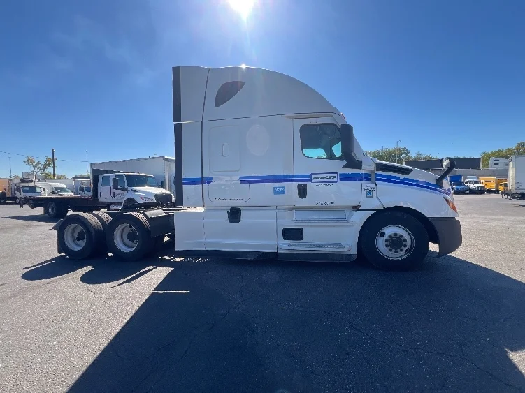 2023 Freightliner Cascadia in Jessup, MD — photo 8