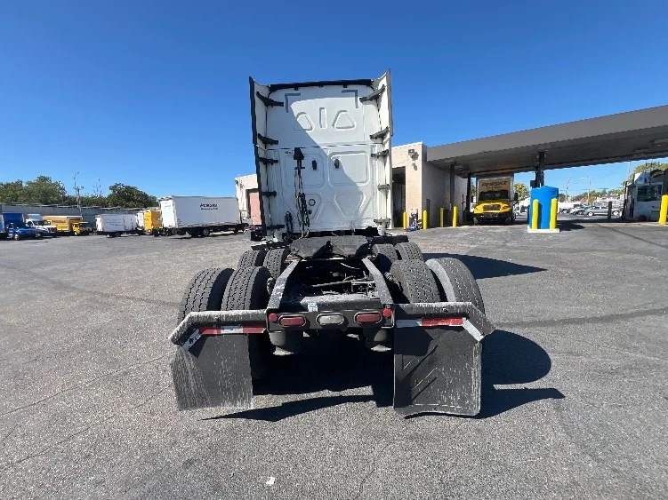2023 Freightliner Cascadia in Jessup, MD — photo 6