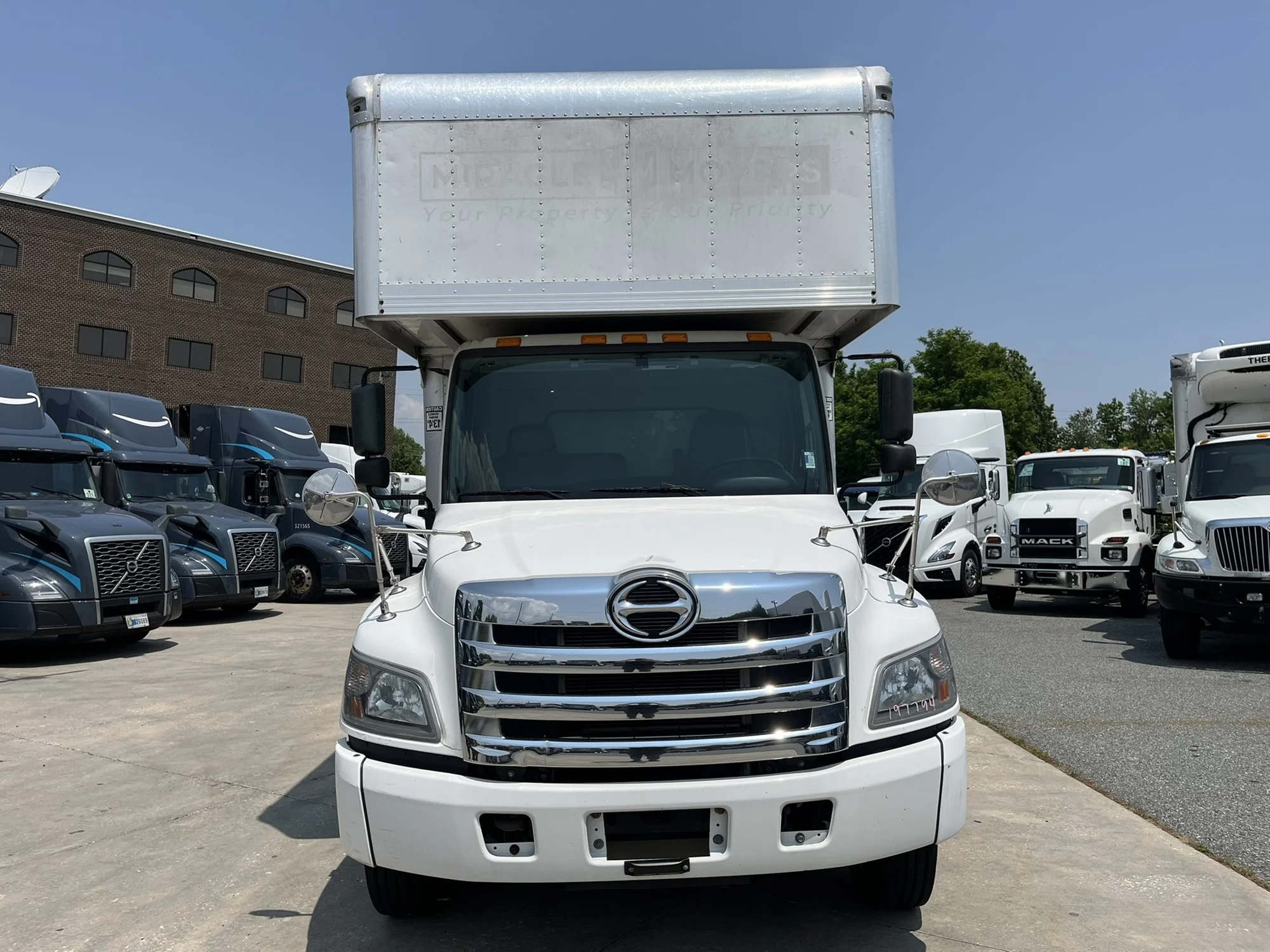 2018 Hino 268 - image 2