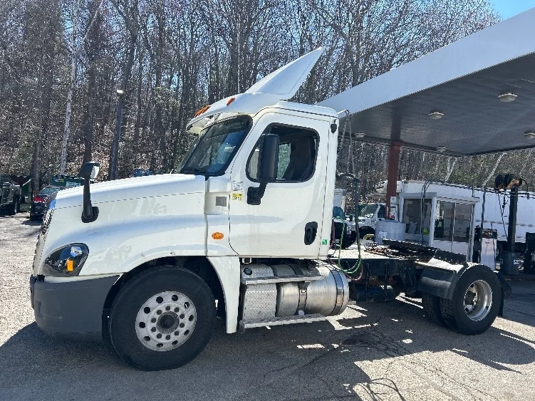 2019 Freightliner Cascadia - image 4