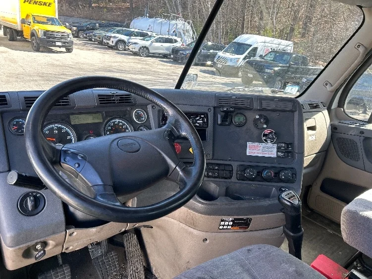2019 Freightliner Cascadia - image 10