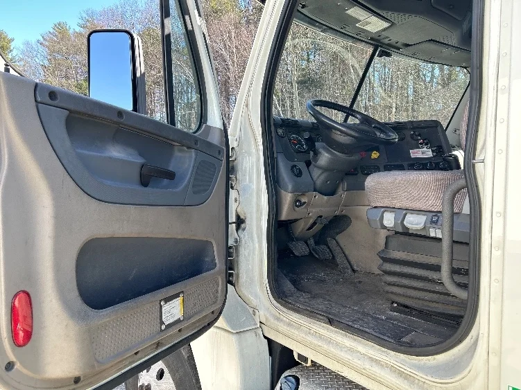 2019 Freightliner Cascadia - image 9