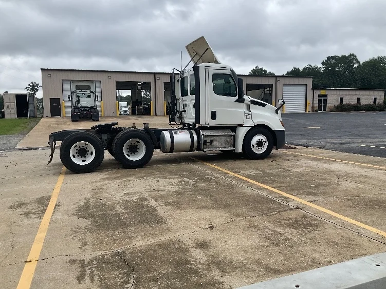 2021 Freightliner Cascadia in Albany, GA — photo 8