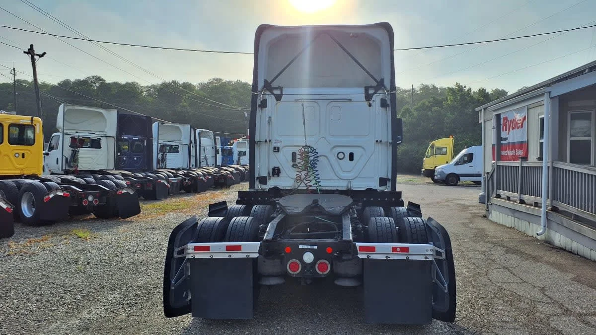2019 Freightliner Cascadia in West Chester, OH — photo 5