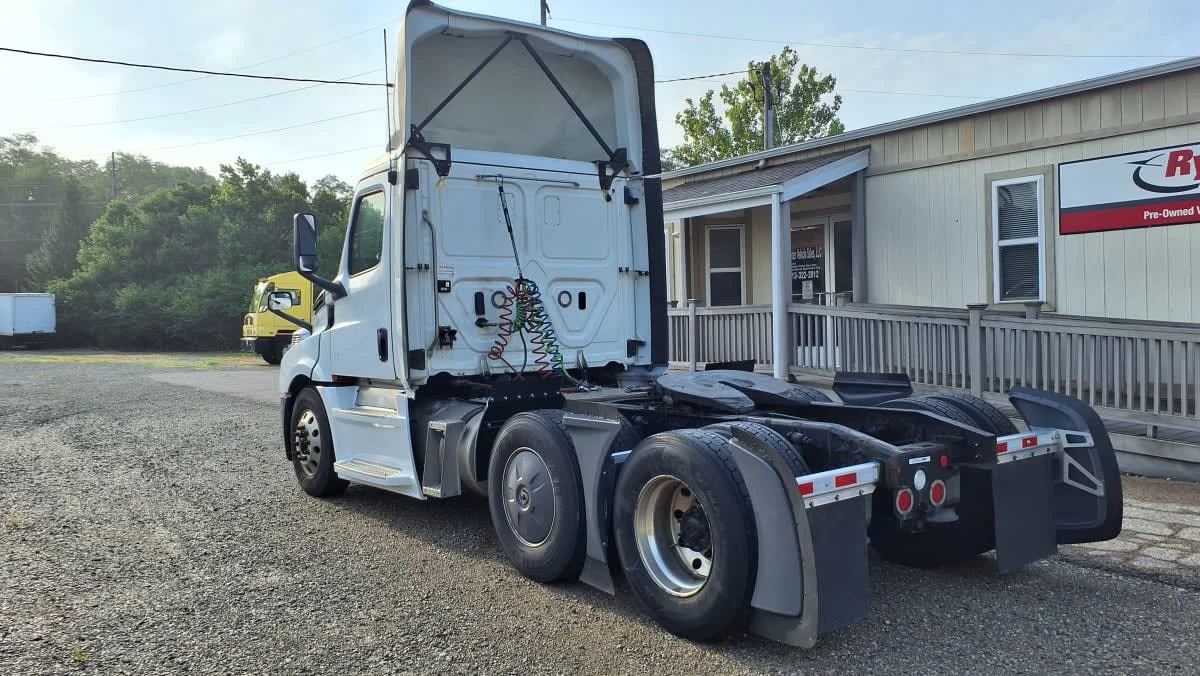 2019 Freightliner Cascadia in West Chester, OH — photo 6