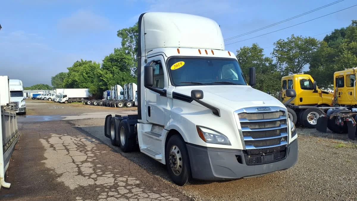 2019 Freightliner Cascadia in West Chester, OH — photo 3