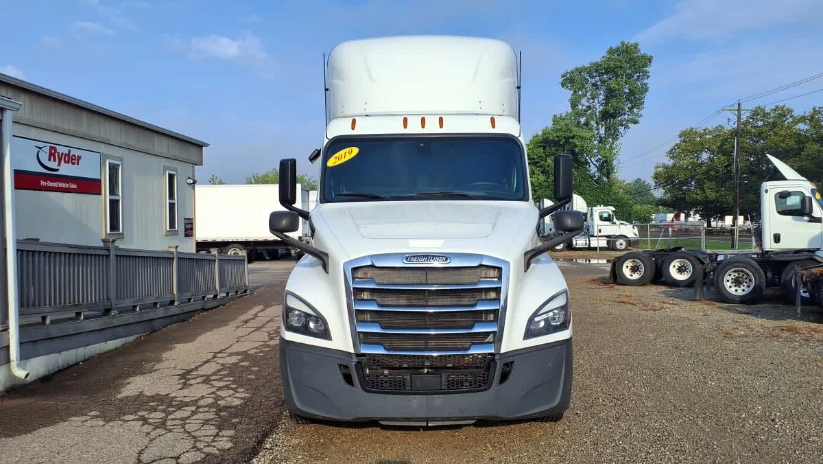2019 Freightliner Cascadia in West Chester, OH — photo 2