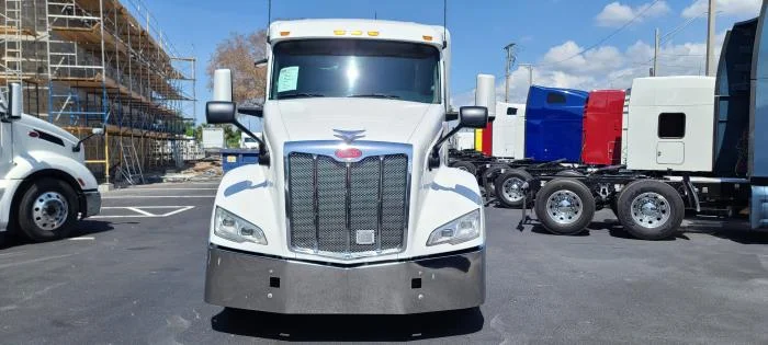 2022 Peterbilt 579 — photo 2