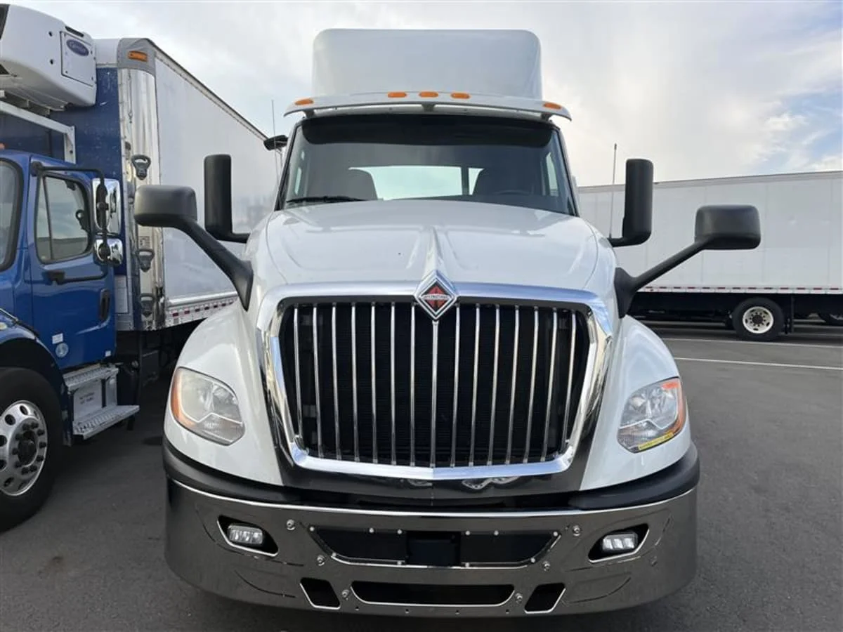 2019 International LT - image 2