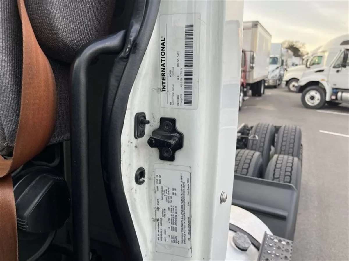 2019 International LT - image 10