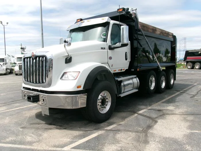 2026 International HX — photo 2