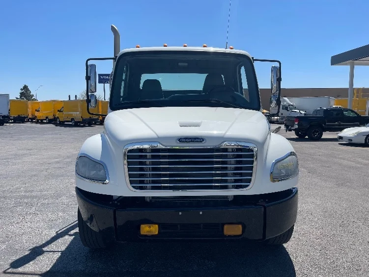 2017 Freightliner M2 106 - image 2