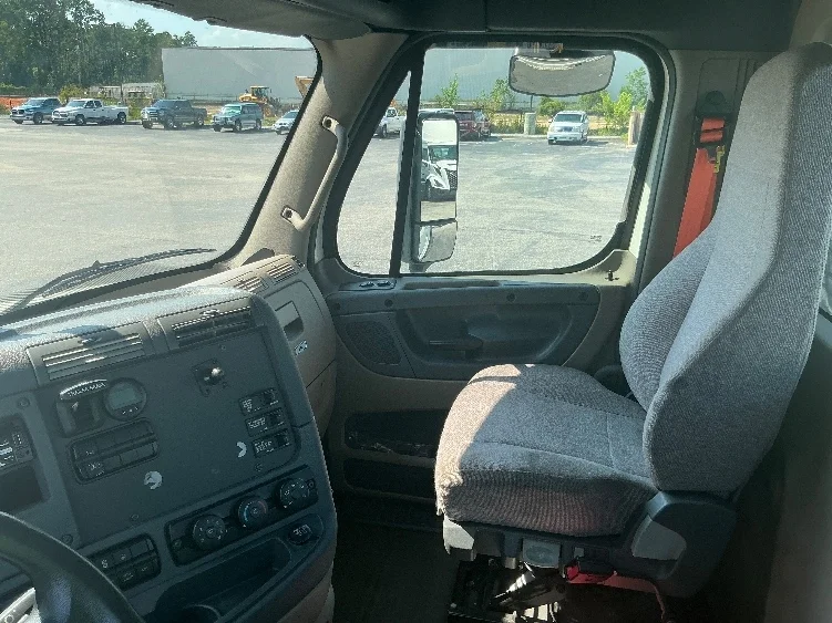 2019 Freightliner Cascadia in Pensacola, FL — photo 10