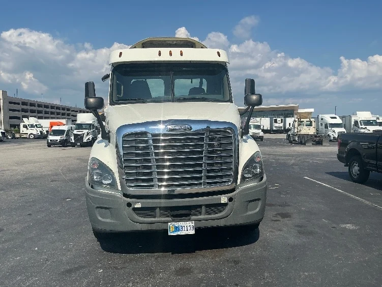2019 Freightliner Cascadia in Pensacola, FL — photo 2