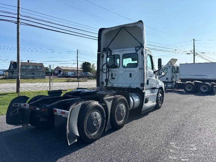 2023 Freightliner Cascadia in Dayton, NJ — photo 7