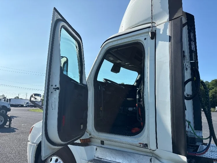 2023 Freightliner Cascadia in Dayton, NJ — photo 9