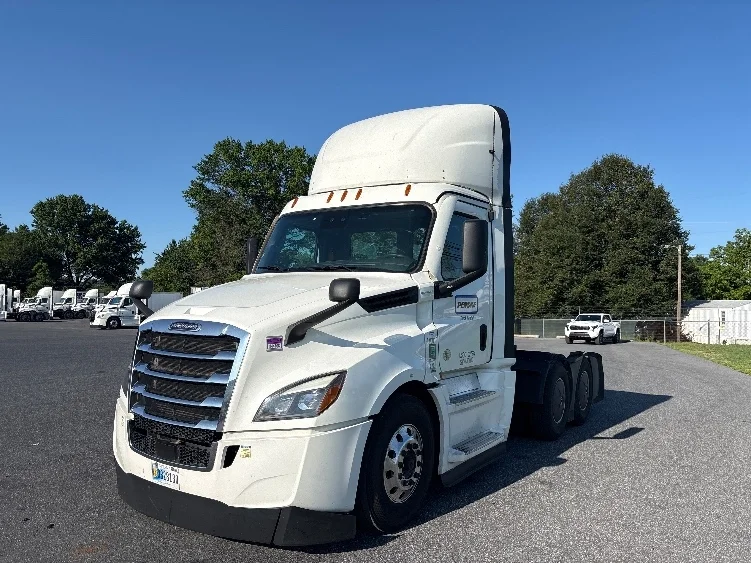 2023 Freightliner Cascadia in Dayton, NJ — photo 3