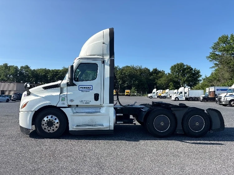 2023 Freightliner Cascadia in Dayton, NJ — photo 4