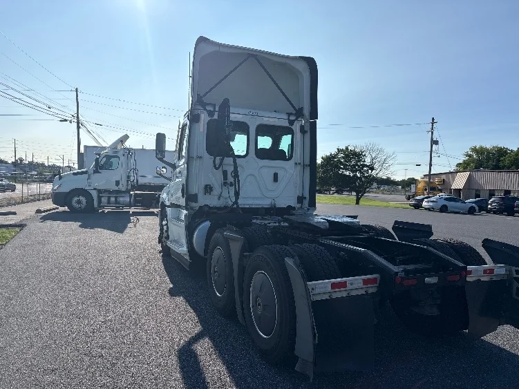 2023 Freightliner Cascadia in Dayton, NJ — photo 5