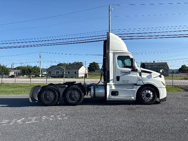 2023 Freightliner Cascadia in Dayton, NJ — photo 8