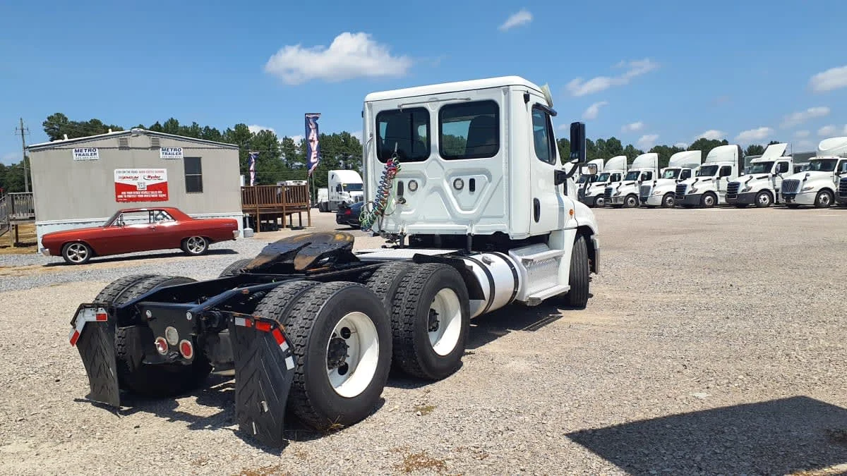 2020 Freightliner Cascadia in Birmingham, AL — photo 4