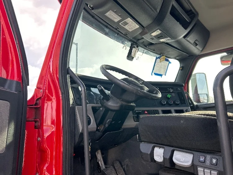 2020 Freightliner Cascadia in Windsor, WI — photo 9