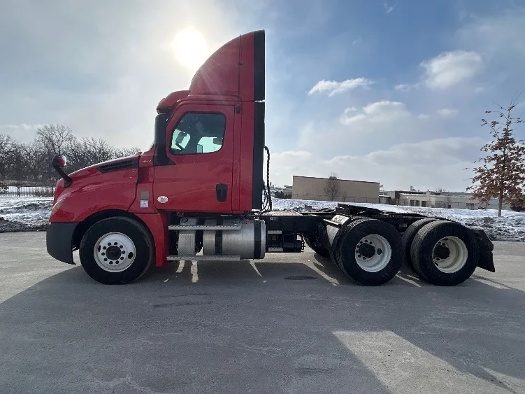 2020 Freightliner Cascadia in Windsor, WI — photo 4