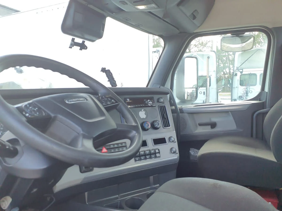 2020 Freightliner Cascadia - image 7